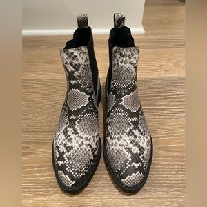 Women’s size 9, white and black snake skin bootie